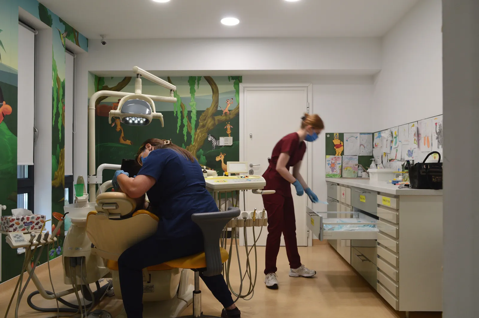 Chirurgie orală — echipa DentALL în cabinet (1)