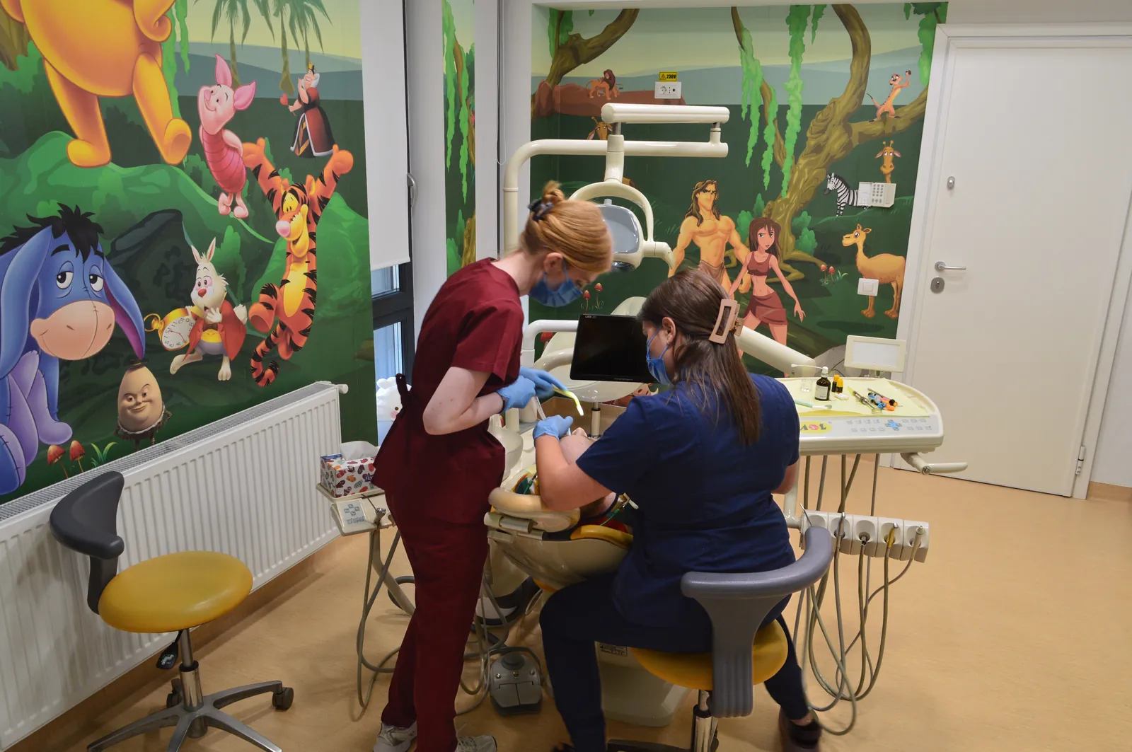 Chirurgie orală — echipa DentALL în cabinet (2)