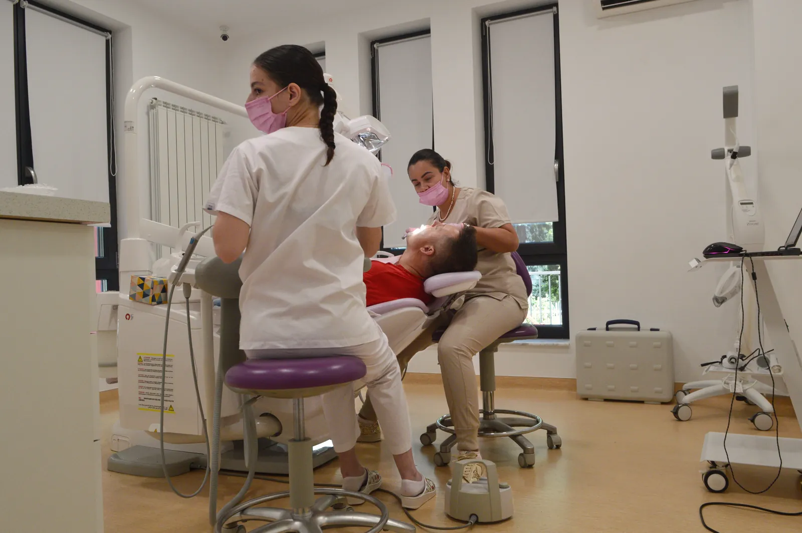 Stomatologie generală — echipa DentALL în cabinet (2)